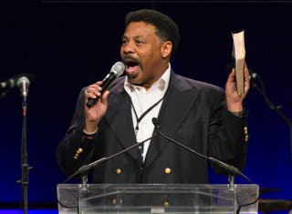 Texas: un famoso pastor evangélico se aparta de la Iglesia por haber ...